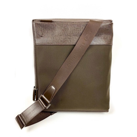 Authentic Men’s Louis Vuitton Taiga Satan (Large) - Picture 9 of 11